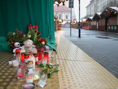 26 December 2024, Saxony-Anhalt, Magdeburg: Candles, cuddly toys and flowers are placed on the ground at a stand at the Christmas market as a tribute to the victims of Magdeburg Christmas market. After a car drove into a crowd of people at the Christmas market on 20.12.2024, the grief and consternation continues. Photo: Heiko Rebsch/dpa