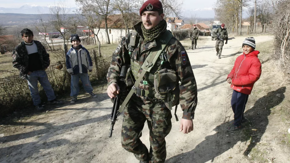 - KOSOVO 2008 - Peč/Klina - slovenska misija TF Sokol (KFOR), Slovenska vojska, vojaki SV, - 17. februar razglasitev neodvisnosti - osamosvojitev - odcepitev od Srbije - Kosovska skupščina razglasila neodvisnost Kosova -//FOTO: Tomaž SkaleOPOMBA: ZA OBJAVO V ČASOPISU DNEVNIK