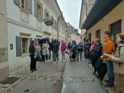 Gorazd Kranjčec (na sliki drugi z desne) med vodenjem po kranjskih ulicah Foto: osebni arhiv