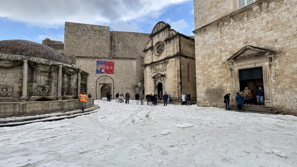 11.12.2024., Stara gradska jezgra, Dubrovnik - Velike koliocine grada pale na dubrovackom podrucju. Photo: Grgo Jelavic/PIXSELL