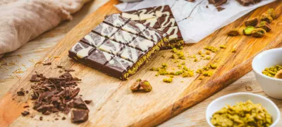 2YR8W31 Homemade Dubai Chocolate bar with green kadayif and pistachio spread with baking ingredients