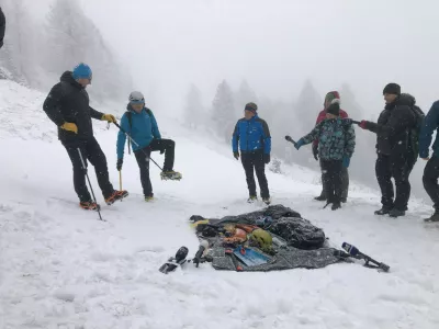 Dereze za visokogorje se razlikujejo od derezic za sprehod na manjši hrib ali gozdno pot. Foto: Eva Branc