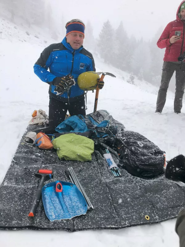 Marko Petek, alpinistični inštruktor z opremo, ki jo pozimi potrebujemo za obisk gora. Foto: Eva Branc