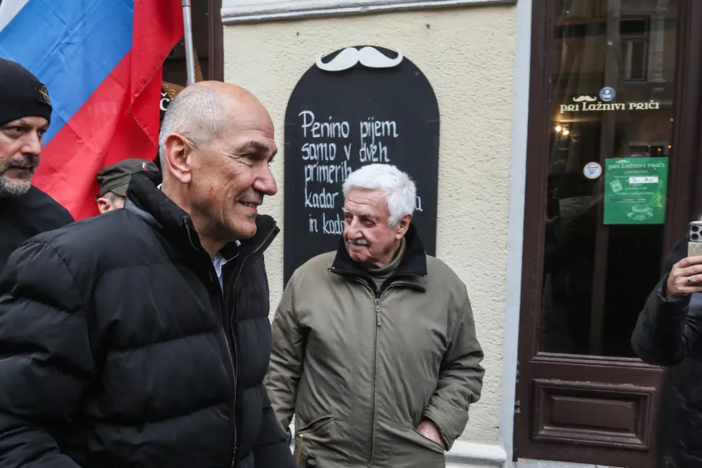 Janez Janša je po obravnavi na sodišču zbranim privržencem povedal, da je vzdušje podobno kot v času protestov na Roški. Foto: Bojan Velikonja