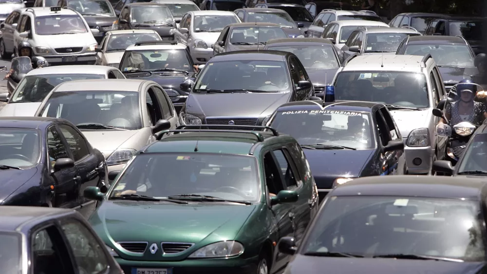 Cars are seen stuck in a traffic jam in downtown Rome July 5, 2007. In the country with the world's second highest density of car ownership, traffic accidents are depressingly common on roads clogged with irascible drivers who disdain traffic rules, park anarchically and treat pedestrians like moving targets. But reports of toddlers and teenagers mown down by drunk drivers -- and not least the president's wife who was knocked over on a pedestrian crossing outside the palace -- have prompted Italian politicians to react. Picture taken July 5, 2007. To match feature ITALY-DRIVING/ REUTERS/Alessandro Bianchi  (ITALY)