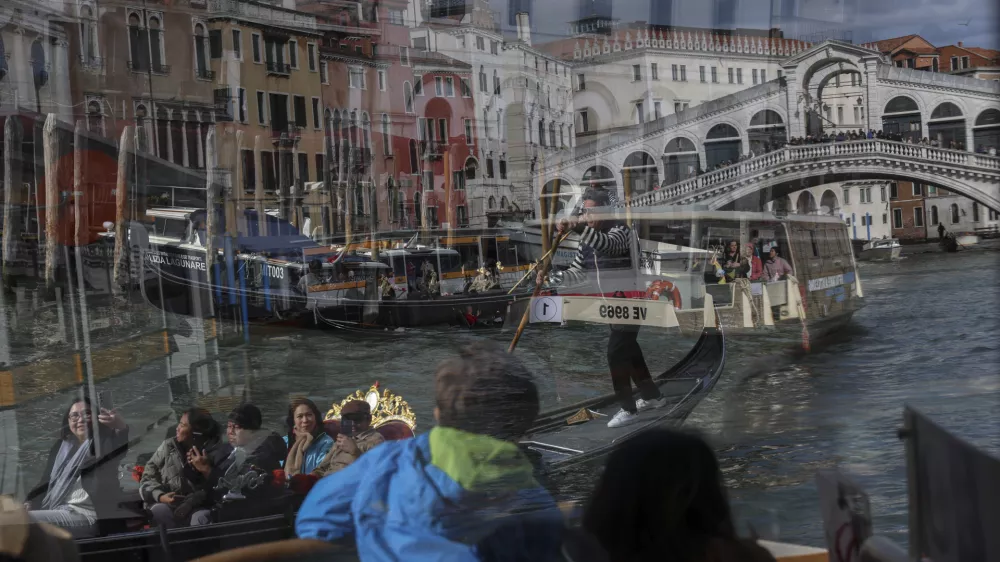 - množični turizem- 18. 04. 2024 - mednarodni grafični bienale - Benetke, Italija //FOTO: Jaka Gasar