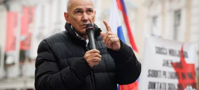 Celje, okrozno sodisce.Protesti Jansevih podpornikov pred sodno stavbo ob robu sojenja Branku Kastelicu, Janezu Jansi in Klemnu Gantarju zaradi ocitkov o zlorabi polozaja in pomoci pri prodaji nekdanje Janseve parcele v Trenti.Predsednik SDS Janez Jansa je nagovoril zbrane.