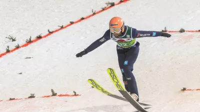 Nemec Pius Paschke je premočno najboljši skakalec svetovnega pokala, saj ima na osmih letošnjih tekmah posameznikov pet zmag ter po eno drugo, tretje in sedmo mesto. V svetovnem pokalu ima že 220 točk prednosti pred zasledovalci. Foto: DPA