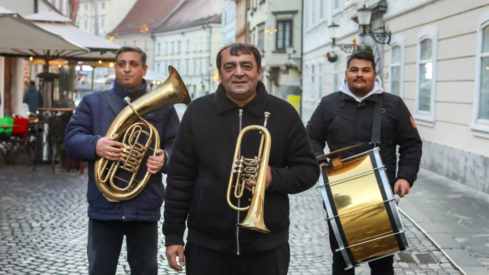 16.12.2024. - Srđan Azilović, vodja istoimenskega romskega pihalnega orkestra (trubači) iz Srbije.//FOTO: Bojan Velikonja