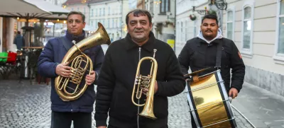 16.12.2024. - Srđan Azilović, vodja istoimenskega romskega pihalnega orkestra (trubači) iz Srbije.//FOTO: Bojan Velikonja