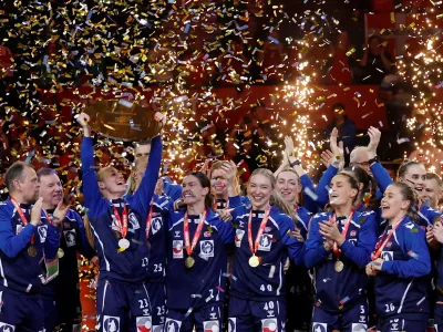 Handball - Women's EHF Euro 2024 - Final - Denmark v Norway - Wiener Stadthalle, Vienna, Austria - December 15, 2024 Norway's Camilla Herrem with teammates celebrate with the trophy after winning the Women's EHF Euro 2024 REUTERS/Lisa Leutner   TPX IMAGES OF THE DAY