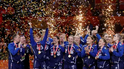 Handball - Women's EHF Euro 2024 - Final - Denmark v Norway - Wiener Stadthalle, Vienna, Austria - December 15, 2024 Norway's Camilla Herrem with teammates celebrate with the trophy after winning the Women's EHF Euro 2024 REUTERS/Lisa Leutner   TPX IMAGES OF THE DAY