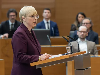 Ljubljana, drzavni zbor.Zacetek redne seje drzavnega zbora.Nagovor predsednice republike Natase Pirc Musar.