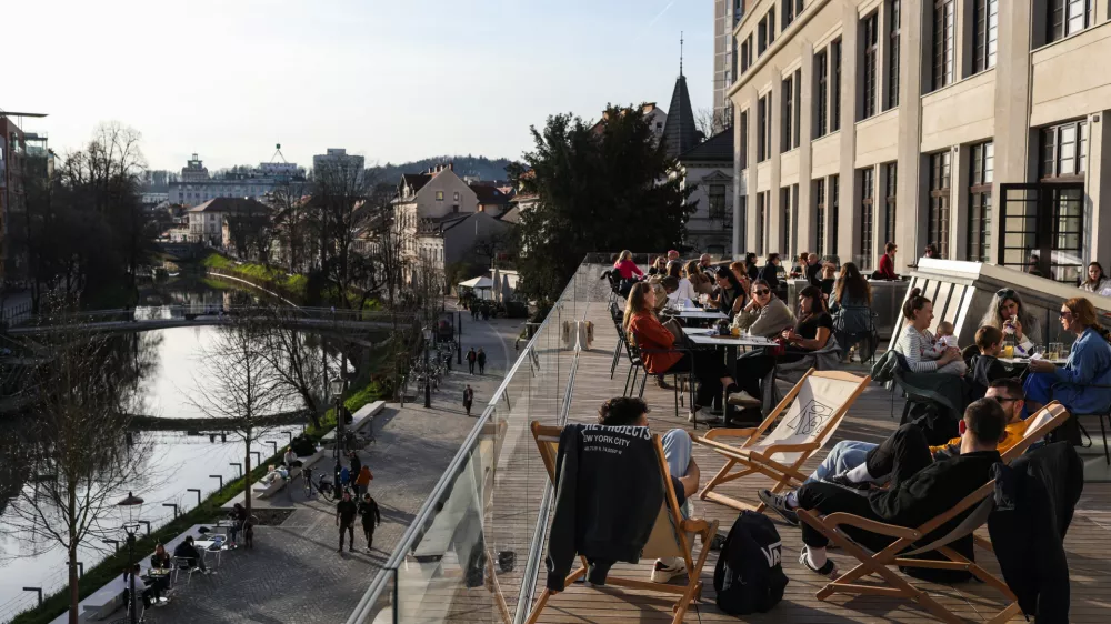 Nadzorni odbor je pri prenovi nekdanje tovarne koles Rog (na sliki), prenovi Vodnikove domačije in rekonstrukciji nekdanjih prostorov Zgodovinskega arhiva Ljubljana ugotovil, da so se pogodbene vrednosti gradbenih del povišale za malenkost manj kot 30 odstotkov prvotne vrednosti, kar pomeni, da občini ni bilo treba objavljati novega javnega naročila. Foto: Bojan Velikonja 