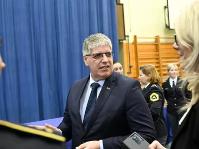 Vodstvo notranjega ministrstva je umaknilo oznako tajnosti s poročila, ki upravičuje zamenjavo policistov, ki so varovali tožilko. Foto: Nik Erik Neubauer 