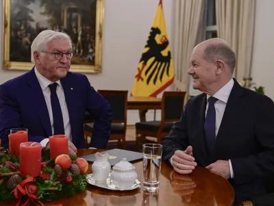 Kancler Scholz je predsednika Frank-Walterja Steinmeierja obvestil o nezaupnici in prosil za razpustitev parlamenta. Pričakuje se, da bo Steinmeier bundestag razpustil kmalu po božiču. Foto: AP