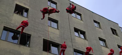 Tradicionalni spust Božičkov letos že 12. leto. Foto: UKC Maribor