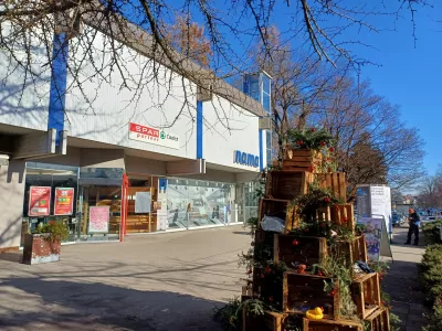 V opuščeni zgradbi nekdanje kultne veleblagovnice Nama se pripravljajo na božični sejem. Foto: Tina Jereb