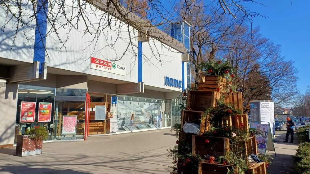 V opuščeni zgradbi nekdanje kultne veleblagovnice Nama se pripravljajo na božični sejem. Foto: Tina Jereb