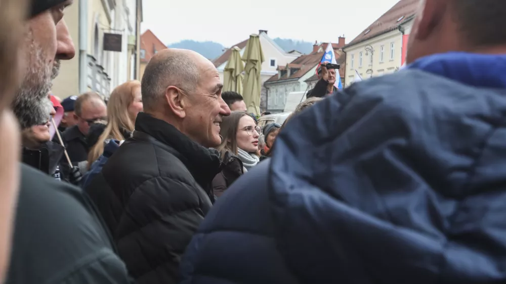 - Janez Janša, predsednik stranke SDS.- 12.12.2024. - Neprijavljen shod v podporo Janezu Janši ob sojenju v zadevi Trenta v Celju pred Okrožnim sodiščem.//FOTO: Bojan Velikonja