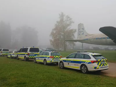 Truplo umorjene so med dvema avtoma na parkirišču letališča našli šele naslednje jutro, več ur po zločinu. Foto: Tina Jereb 