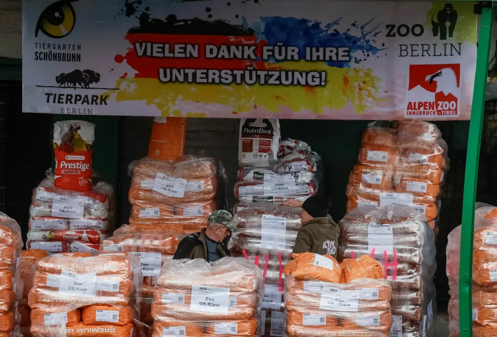 Kyiv Zoo staff check the humanitarian aid, including 18 tons of specialized dried food for animals, from Zoo Berlin, Tierpark Berlin, Tiergarten Schonbrunn and Alpenzoo Innsbruck, ahead of Christmas and New Year season, amid Russia's attack on Ukraine, in Kyiv, Ukraine December 18, 2024. REUTERS/Gleb Garanich