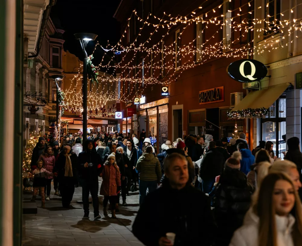 V pravljičnem Celju mestno okrasitev spremlja ambientalna zvočna kulisa. Ta je zasnovana podobno kot v preteklih letih, ob njej je tudi nekaj novih svetlobnih likov. V decembru bo kar 19 koncertov na prostem: Žan Serčič in Šakali, Abba Mia!, Crvena jabuka, Vivere, Maja Keuc, Jeanette, Gal Gjurin s skupino, Celjski dixieland, E. T., Dominik Kozarič, Sebastian in Anja Rupel, Rolling Train, duo Artcoustic, duo Del Negro. Silvestrovalo se bo z Nušo Derenda in predskupino Sanpark. Za piko na i poskrbijo še zimski brunch, praznični pop-up slovenskih ustvarjalk in zabavni disko na drsalkah, ki združuje šport in ples v prazničnem duhu F Občina Celje