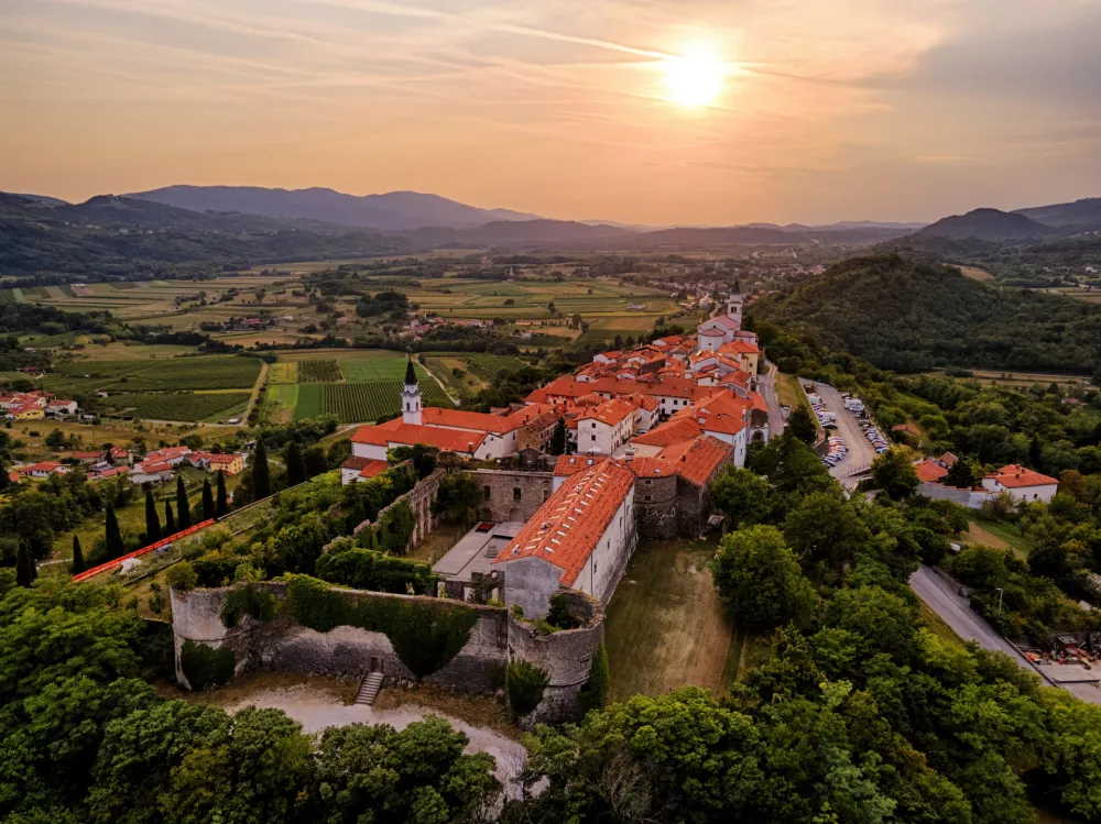 Vipavska dolina (na sliki je Vipavski križ) je po izboru uglednega spletišča imenitna za samostojne popotnike. / Foto: Istock