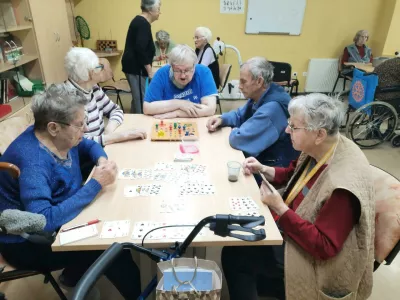 Stanovalci mariborskega doma starejših uživajo v igranju različnih družabnih iger. 