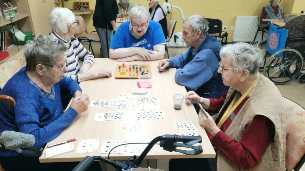 Stanovalci mariborskega doma starejših uživajo v igranju različnih družabnih iger. 