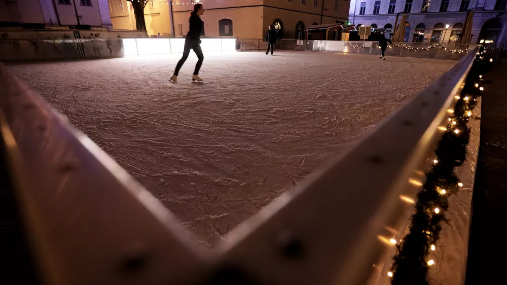 Ljubljana.Drsalisce Ledena pravljica na Pogacarjevem trgu. 