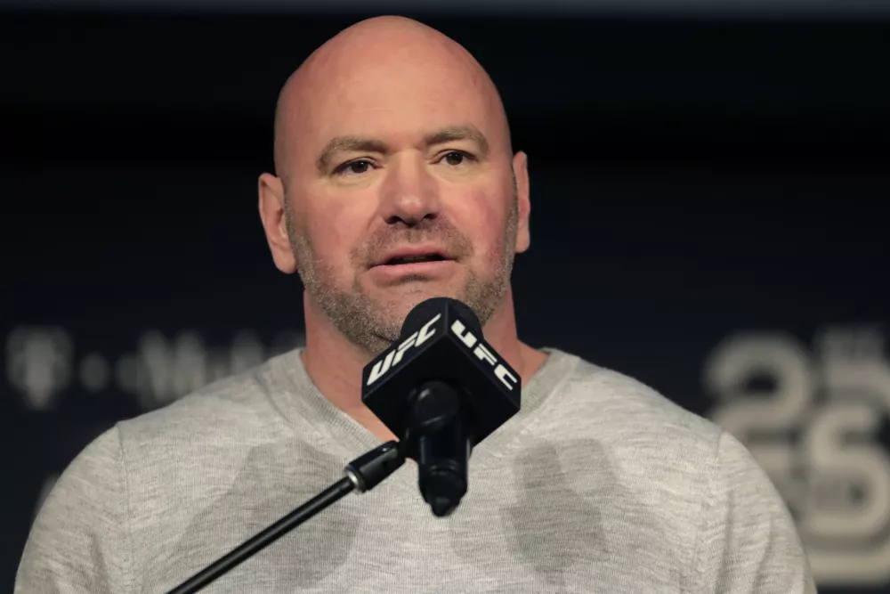 ﻿FILE - In this Nov. 2, 2018, file photo, UFC president Dana White speaks at a press conference in New York. The UFC is returning to competition on May 9 with three shows in eight days in Jacksonville, Florida. The mixed martial arts promotion announced its plans Friday, April 24, 2020, to return to action after postponing and canceling several shows due to the coronavirus pandemic. Dana White also plans to hold shows on May 13 and May 16 at the same arena in Florida. Only â€śessential personnelâ€ť will be in the arena, according to White. (AP Photo/Julio Cortez, File) / Foto: Julio Cortez