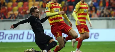 Soccer Football - Conference League - Jagiellonia Bialystok v Olimpija - Bialystok City Stadium, Bialystok, Poland - December 19, 2024 Jagiellonia Bialystok's Dusan Stojinovic in action with Olimpija's Alejandro Blanco REUTERS/Kacper Pempel