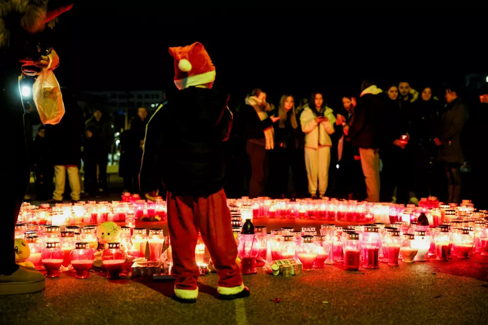 Candles and teddy bears lie on the ground, following a knife attack in a primary school, in Zagreb, Croatia, December 20, 2024. REUTERS/Antonio Bronic