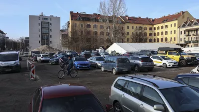 Del parkirišča na zemljišču, ki je rezervirano za novo Narodno in univerzitetno knjižnico, je zaradi arheoloških izkopavanj še vedno zaprt. Foto: Jaka Gasar