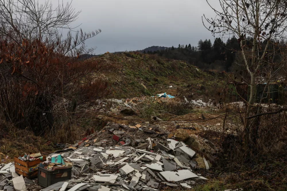 - 20.12.2024. - Kup odpadne zemlje ob zemljišču ex Hotela Stil v Dobrunjah.//FOTO: Bojan Velikonja