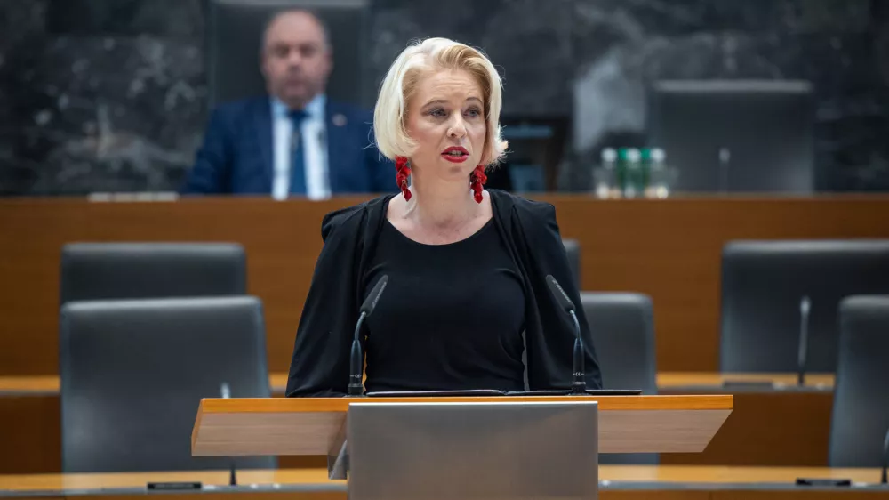 Ljubljana, DZ.Nadaljevanje redne seje DZ, na kateri obravnavajo predlog skupine poslancev za razresitev predsednice DZ Urske Klakocar Zupancic in predlog kandidatke Ksenije Klampfer za ministrico za digitalno preobrazbo.Predsednica DZ Urska Klakocar Zupancic.