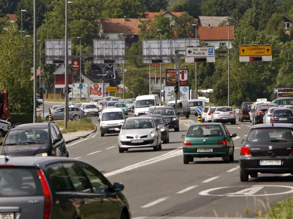 ﻿zoženje ceste- Lavrica 2013 - Dolenjska cesta - zgoščen promet proti Kočevju - prometni zastoj -- gost promet z zastoji zaradi prometne konice //FOTO: Tomaž Skale