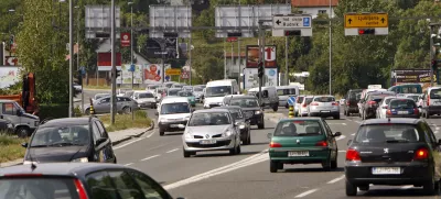 ﻿zoženje ceste- Lavrica 2013 - Dolenjska cesta - zgoščen promet proti Kočevju - prometni zastoj -- gost promet z zastoji zaradi prometne konice //FOTO: Tomaž Skale