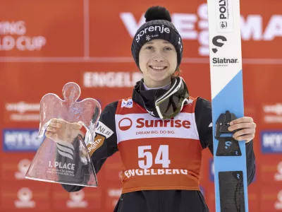 Nika Prevc je še drugo leto zapored domov odnesla kristalnega angela, ki ga prejme zmagovalec tekme v Engelbergu. Foto: AP