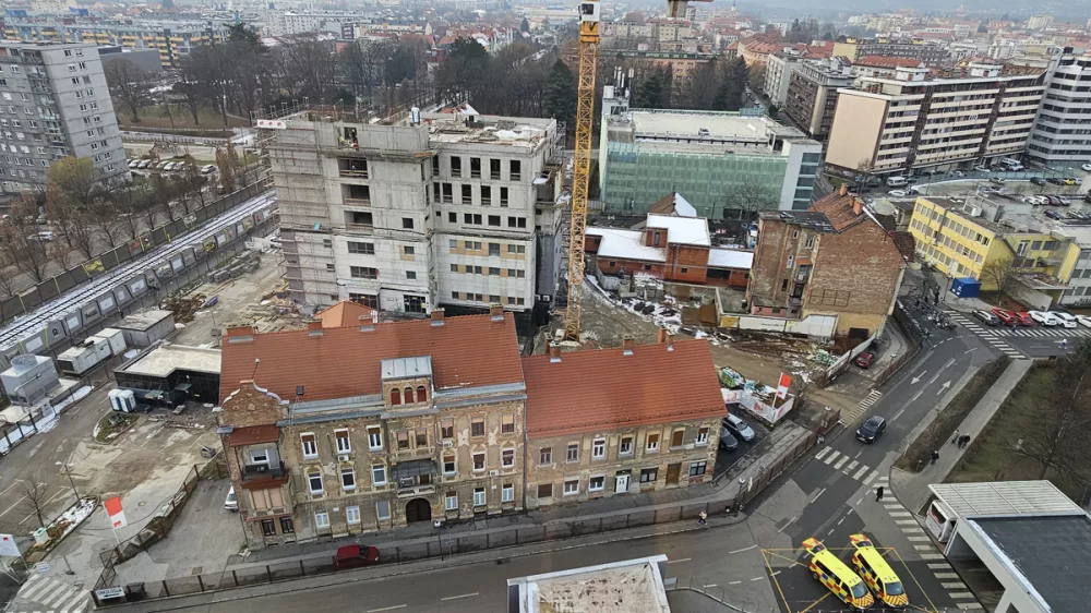 Zaradi samovolje Tomaža Pliberška je zamuda pri izvedbi projekta presegla 13 mesecev. GH Holding mesečno zaračunava 90.000 evrov zaradi zaustavitve gradnje. Foto: Sašo Bizjak, Večer