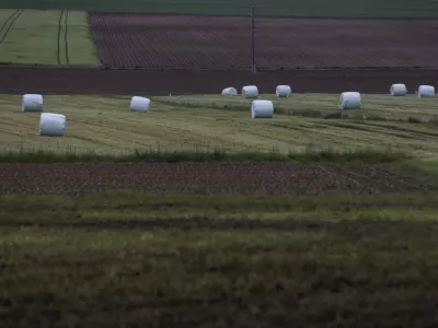 - simbolična fotografija - polje, njiva, bale, kmetovanje, kmetijstvo- 09.05.2019 - Zbirni center za odpadke Suhadole v občini Komenda  zagorelo v hali skladičnih odpadkov, kjer so bile spravljene bale z ostanki po sortiranju odpadkov, poar pa so gasilci takoj po prihodu na kraj lokalizirali in omejili. - poar -  //FOTO: Jaka Gasar