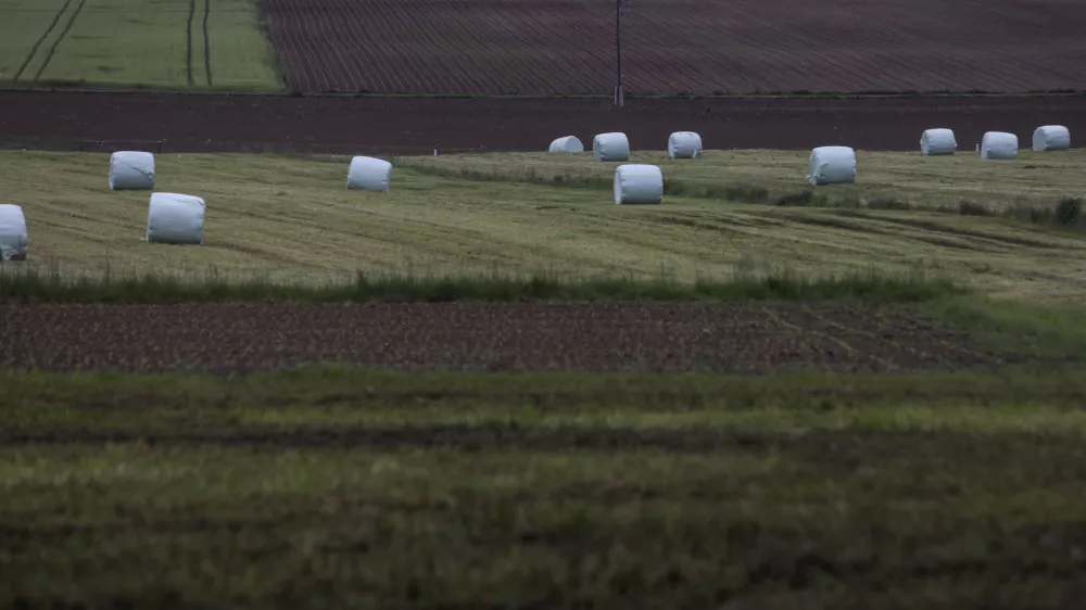 - simbolična fotografija - polje, njiva, bale, kmetovanje, kmetijstvo- 09.05.2019 - Zbirni center za odpadke Suhadole v občini Komenda  zagorelo v hali skladičnih odpadkov, kjer so bile spravljene bale z ostanki po sortiranju odpadkov, poar pa so gasilci takoj po prihodu na kraj lokalizirali in omejili. - poar -  //FOTO: Jaka Gasar