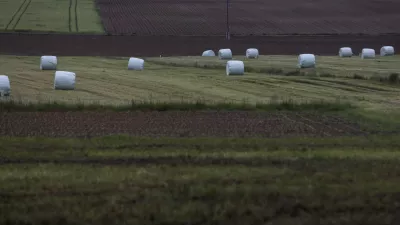 - simbolična fotografija - polje, njiva, bale, kmetovanje, kmetijstvo- 09.05.2019 - Zbirni center za odpadke Suhadole v občini Komenda  zagorelo v hali skladičnih odpadkov, kjer so bile spravljene bale z ostanki po sortiranju odpadkov, poar pa so gasilci takoj po prihodu na kraj lokalizirali in omejili. - poar -  //FOTO: Jaka Gasar