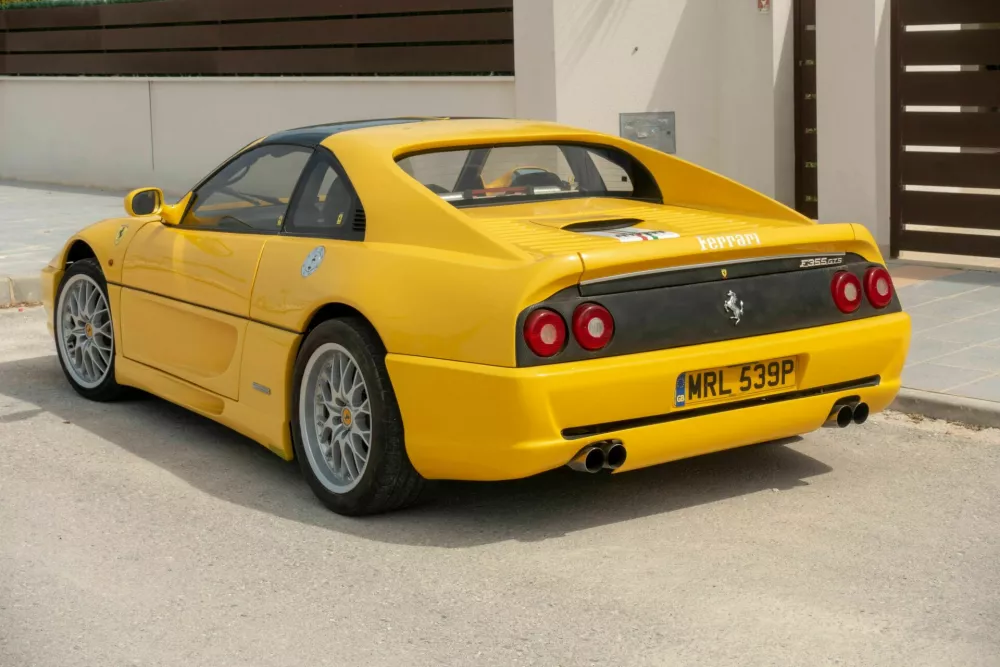 T7X82G Ferrari F355 GTS car