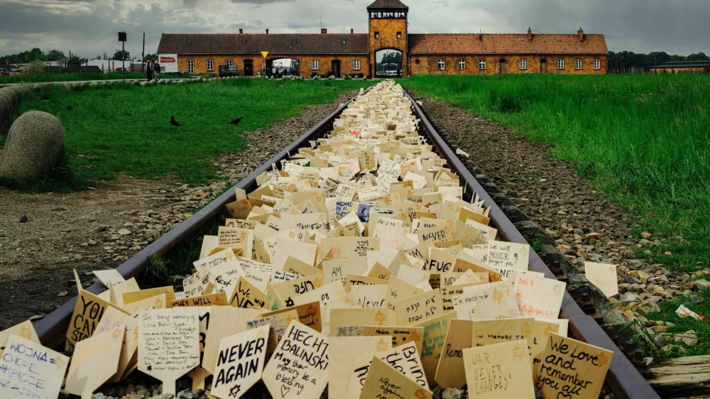 Pozivi k miru, ki jih pred nekdanjim koncentracijskim taboriščem Auschwitz-Birkenau puščajo obiskovalci. Taborišče je osvobodila sovjetska Rdeča armada 27. januarja 1945. / Foto: iStock