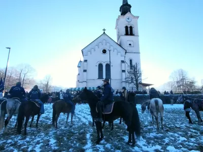 Letos prvič je blagoslov konj potekal pred cerkvijo sv. Lenarta v Sostrem. 