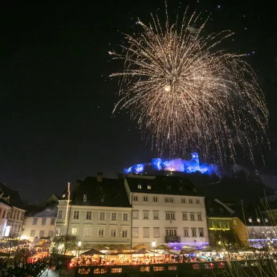 Že nekaj let se pred silvestrovim vsakič znova pojavi vprašanje, kaj bo Mestna občina Ljubljana storila glede ognjemeta, ki bo v prestolnici tudi letos. Foto: Matjaž Rušt 