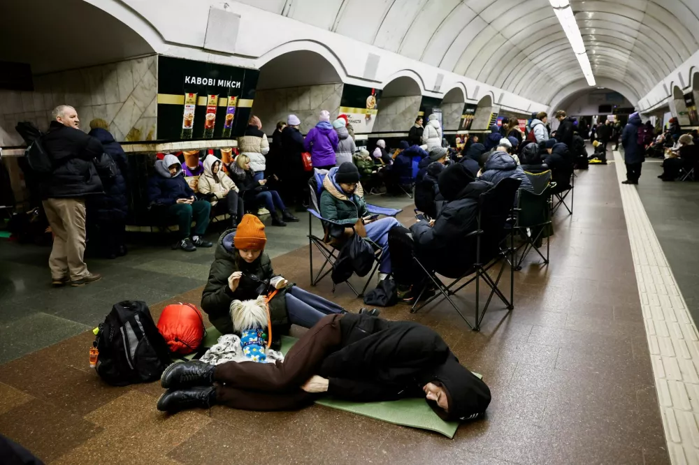 People take shelter at a metro station during an air raid alert, amid Russia's attack on Ukraine, in Kyiv, Ukraine, December 25, 2024. REUTERS/Thomas Peter