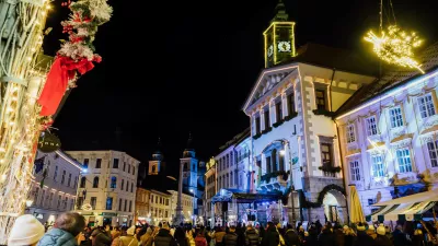 Ljubljana, Mestni trg.Tradicionalni bozicni koncert pred mestno hiso.